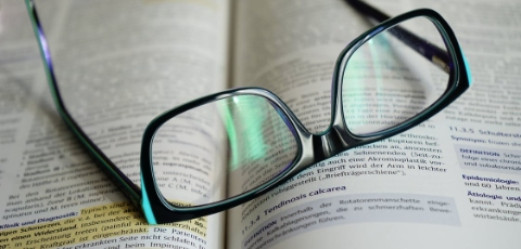 Hábitos inadequados ao estudar podem trazer desconforto à visão